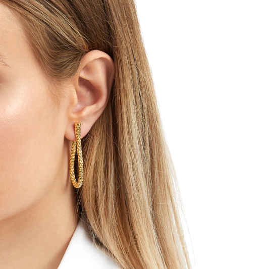 These FOPE Essentials earrings combine innovative design with timeless craftsmanship, featuring 18ct yellow gold in a lightweight Flex’it mesh structure. The flexible construction allows the earrings to sit comfortably while moving naturally with the wearer. With an elegant teardrop profile and polished finish, they bring understated luxury to both casual and formal looks.