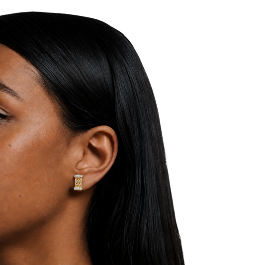 Crafted in Italy, these FOPE Essentials stud earrings blend warm 18ct yellow gold with contrasting white gold for a refined, contemporary look.