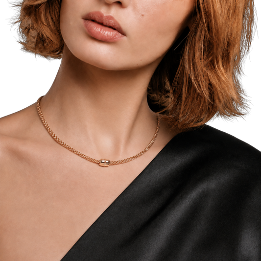 FOPE Prima Flex’it necklace in 18ct rose gold on model.