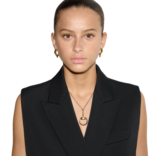 This Gucci Horsebit necklace showcases one of the house’s most enduring design codes in a clean, contemporary form. Crafted in Italy from solid 18ct yellow gold, it features the signature Horsebit motif on a refined chain, offering understated luxury with unmistakable brand identity and a modern finish.