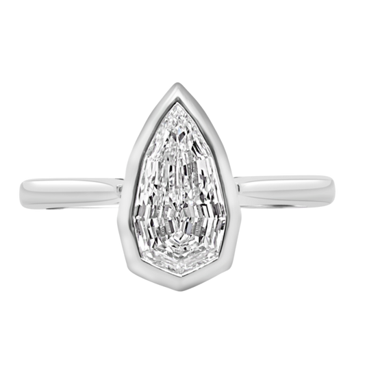 The ring is set with a 0.90ct princess-cut diamond graded F colour and VS1 clarity, delivering impressive brilliance with a beautifully bright appearance.