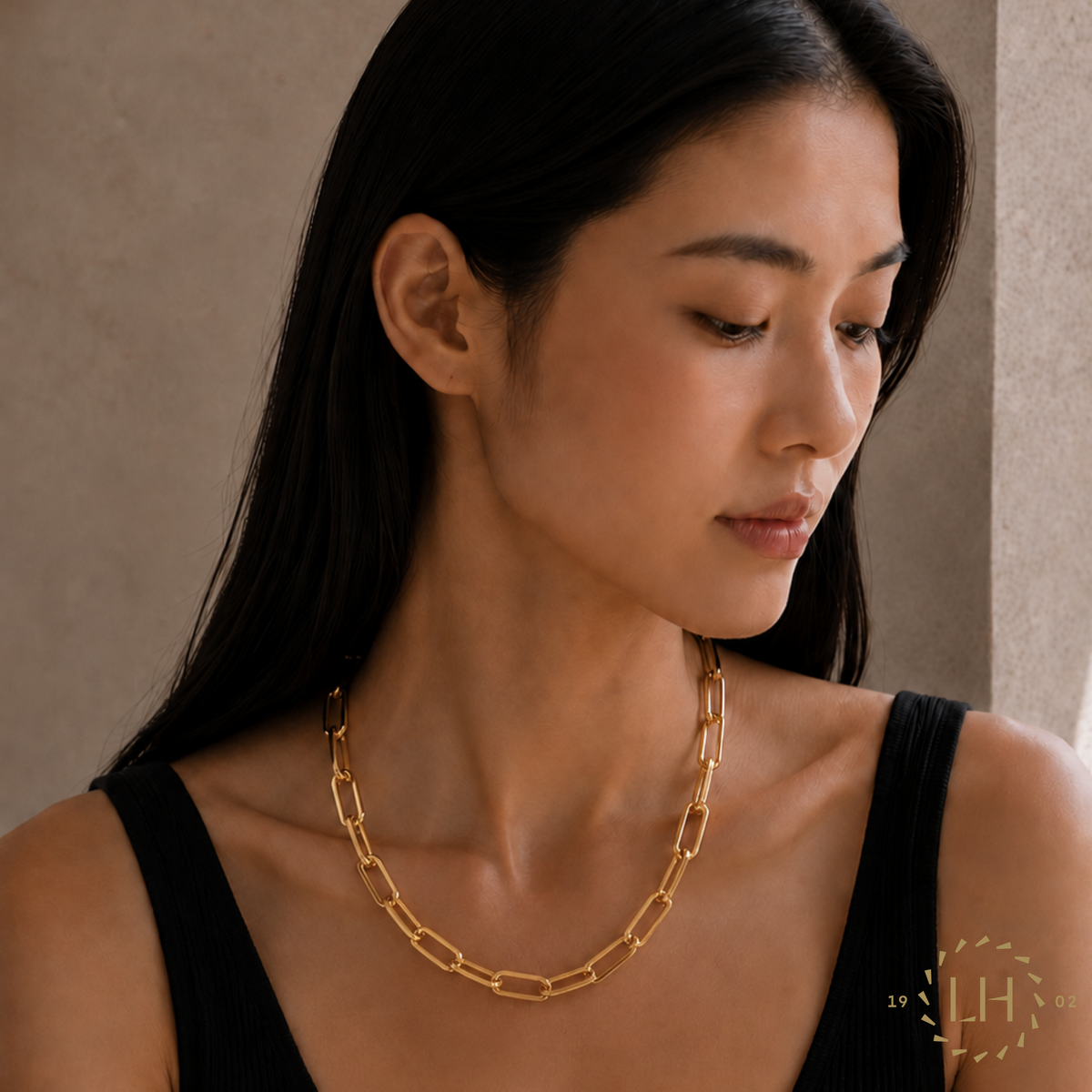 A Modal Wearing a 46cm Link Necklace in 18ct Yellow Gold
