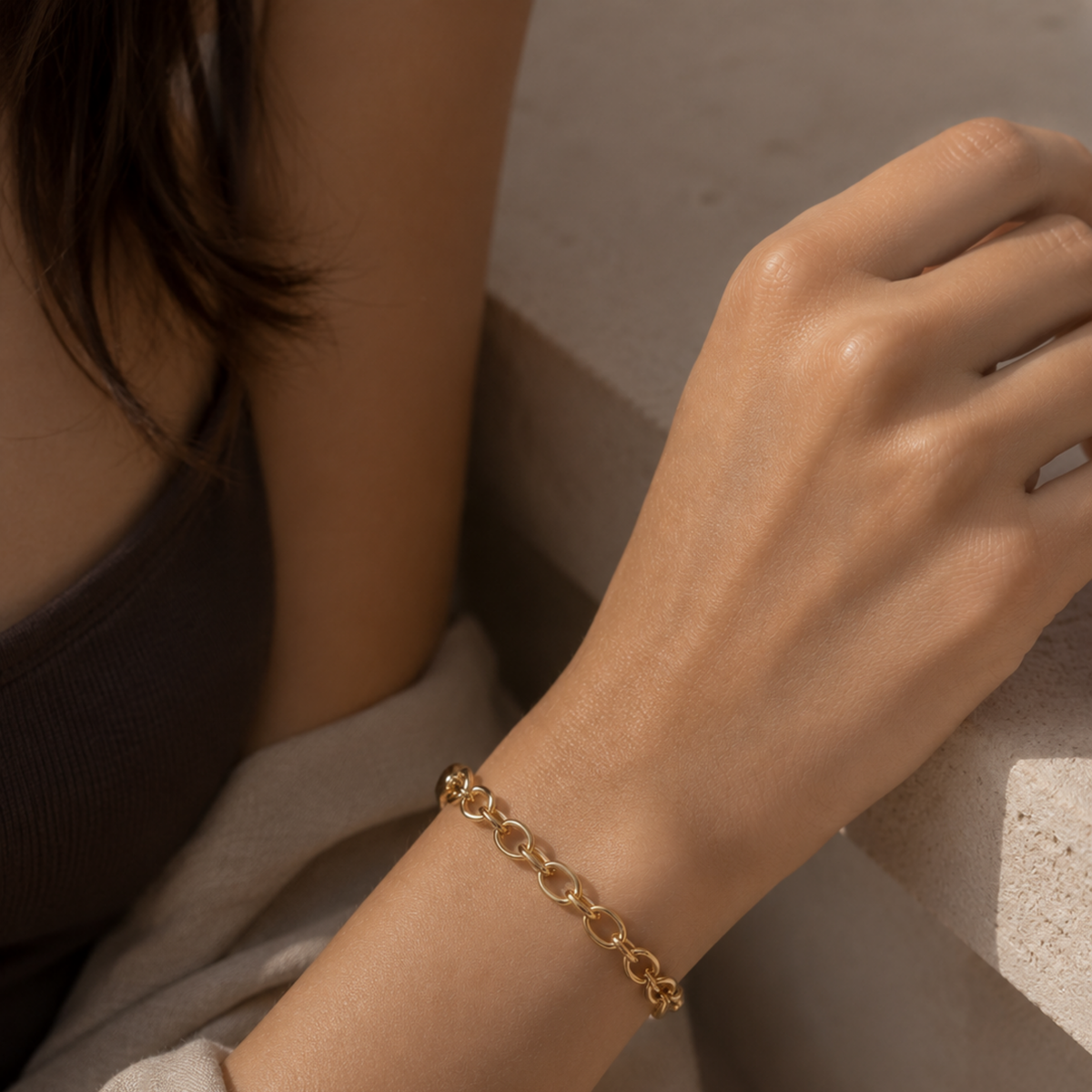A contemporary 20cm Link Bracelet crafted in luxurious 18ct yellow gold on a modal. 