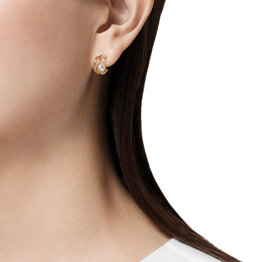 The earrings feature two 7.75mm Akoya cultured pearls, celebrated for their refined lustre and timeless appeal. A total of 0.46ct of diamonds adds brilliant contrast, while the warm 18ct yellow gold setting enhances the sophisticated sculptural design.