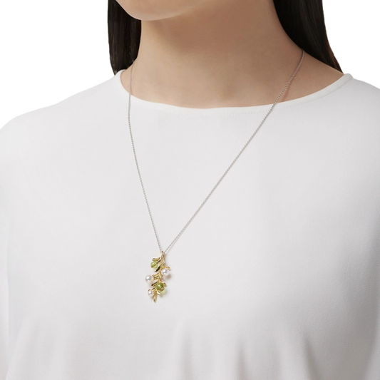 Inspired by the shimmering leaves and fruit of the olive tree, the Mikimoto Olive Pendant combines natural beauty with contemporary fine jewellery design. 