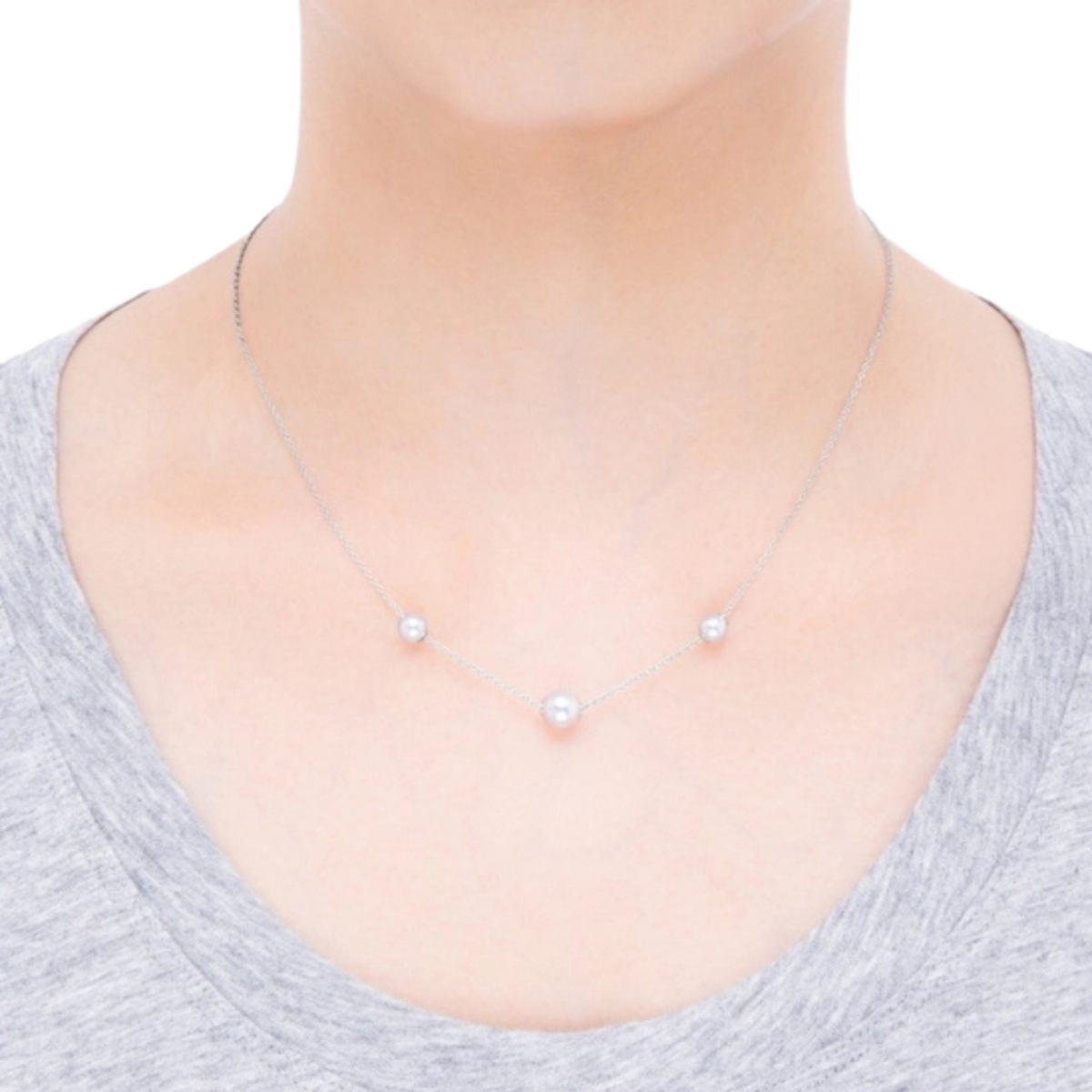 Each pearl can be repositioned along the chain, offering a distinctive and adaptable interpretation of classic pearl jewellery.