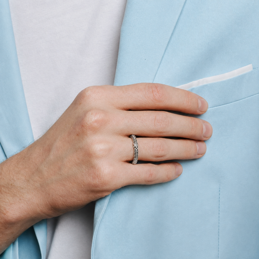 Beautifully crafted in 18ct white gold, this FOPE Essentials Flex'it ring showcases sleek Italian styling and the brand's signature flexible technology, creating a luxurious piece designed for all-day comfort and timeless appeal.
