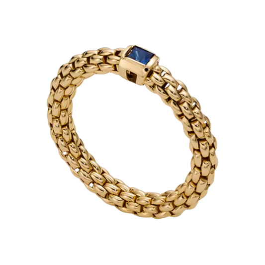 A vivid blue sapphire takes centre stage in this medium FOPE Souls ring, beautifully crafted in 18ct yellow gold with the collection's signature Flex'it design.