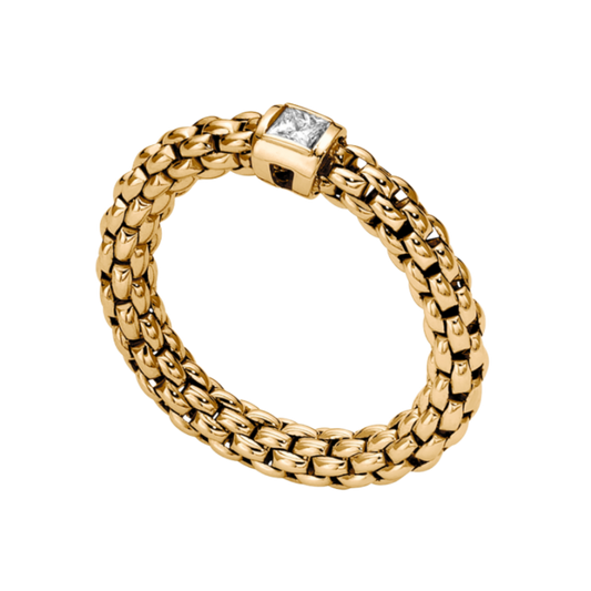 A single 0.09ct white diamond brings understated brilliance to this medium FOPE Souls ring, beautifully crafted in luxurious 18ct yellow gold. 