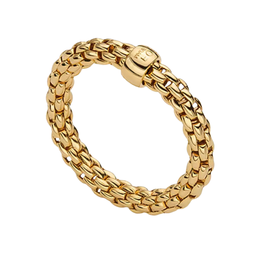 Made entirely from 18ct yellow gold, this medium FOPE Essentials ring showcases the brand's signature Flex'it design for a comfortable, effortless fit.