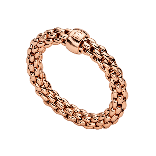 Crafted in polished 18ct rose gold, this small FOPE Essentials ring showcases the collection's signature Flex'it design, offering a refined look with exceptional comfort.
