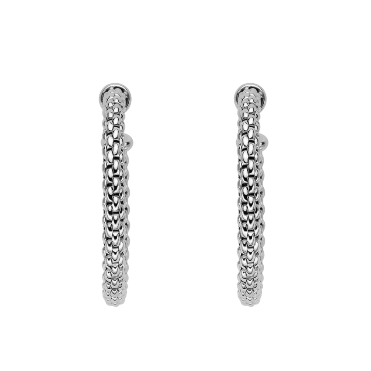 A contemporary take on a jewellery classic, these Essentials hoop earrings feature FOPE's distinctive white gold mesh for a look that's both sophisticated and easy to wear.
