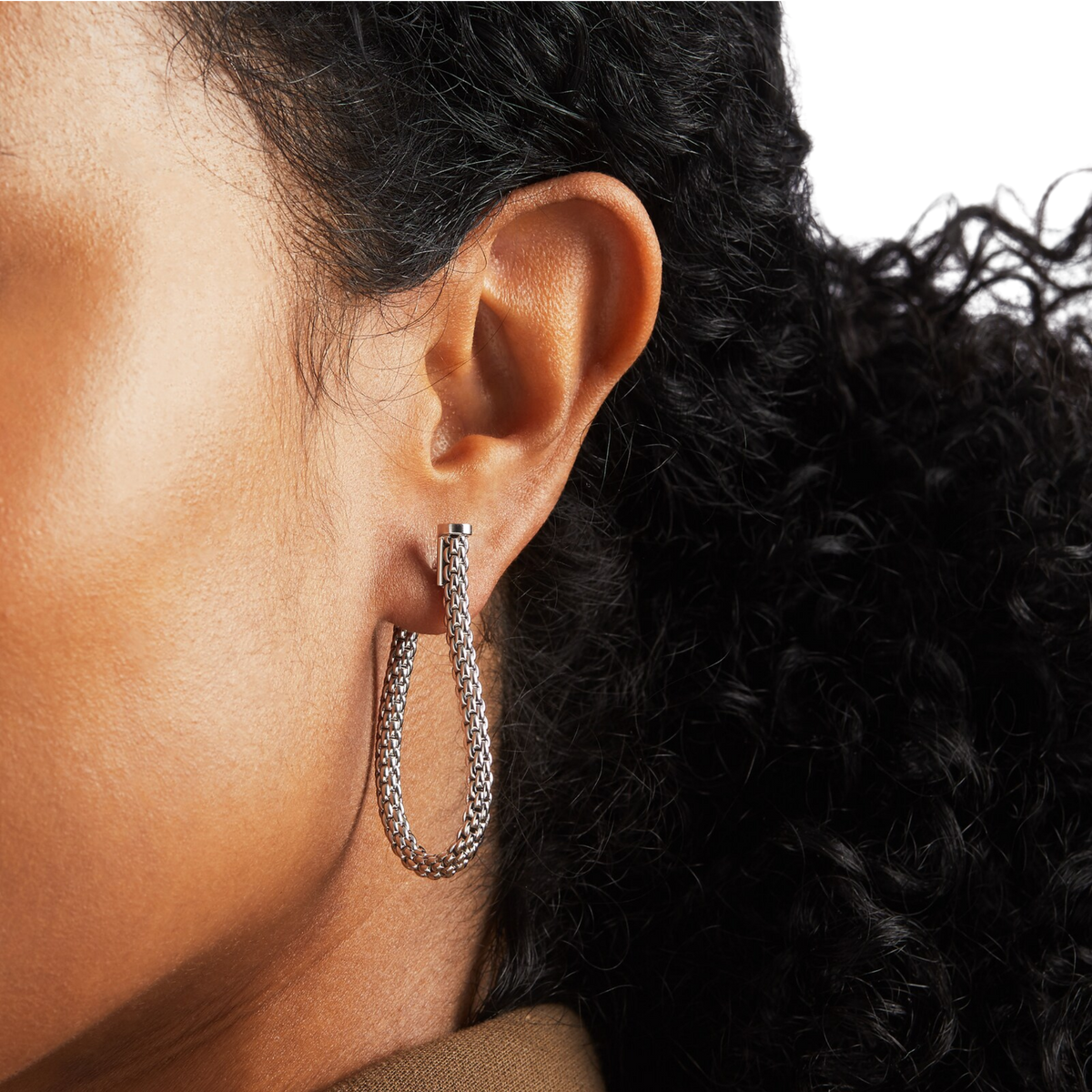 The teardrop shape keeps things minimal but still distinctive, offering just enough presence without feeling heavy or overdesigned. It’s the kind of jewellery that works seamlessly with both casual tailoring and more elevated evening looks.