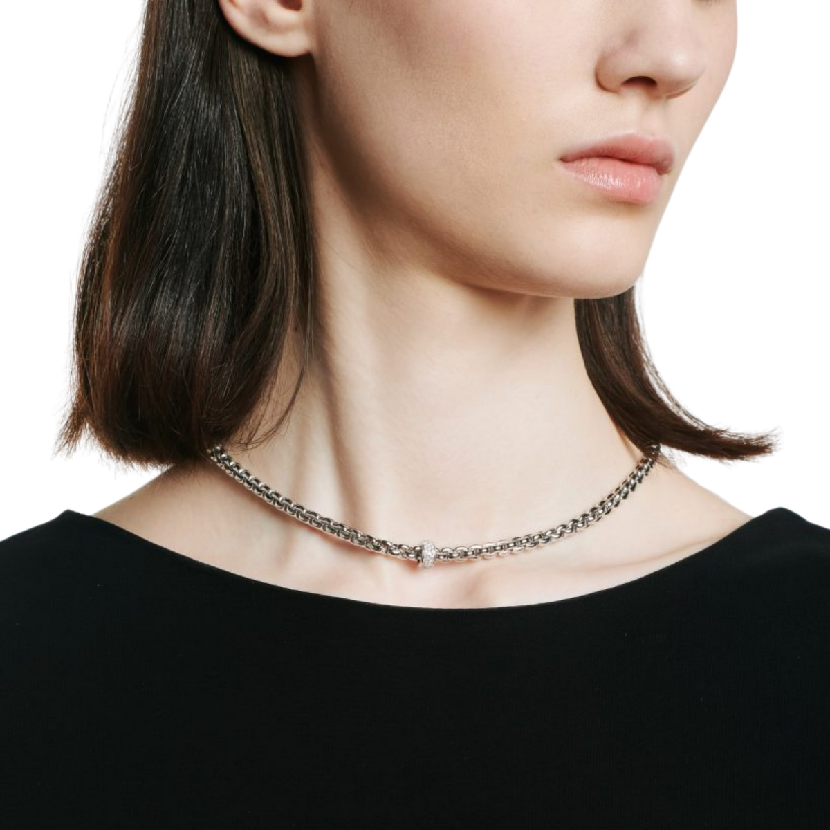 Designed in Italy, this FOPE necklace combines innovative Flex’it craftsmanship with timeless elegance. The 18ct white gold mesh is enhanced by a subtle 0.37ct diamond pavé accent, adding refined sparkle without overpowering the design.
