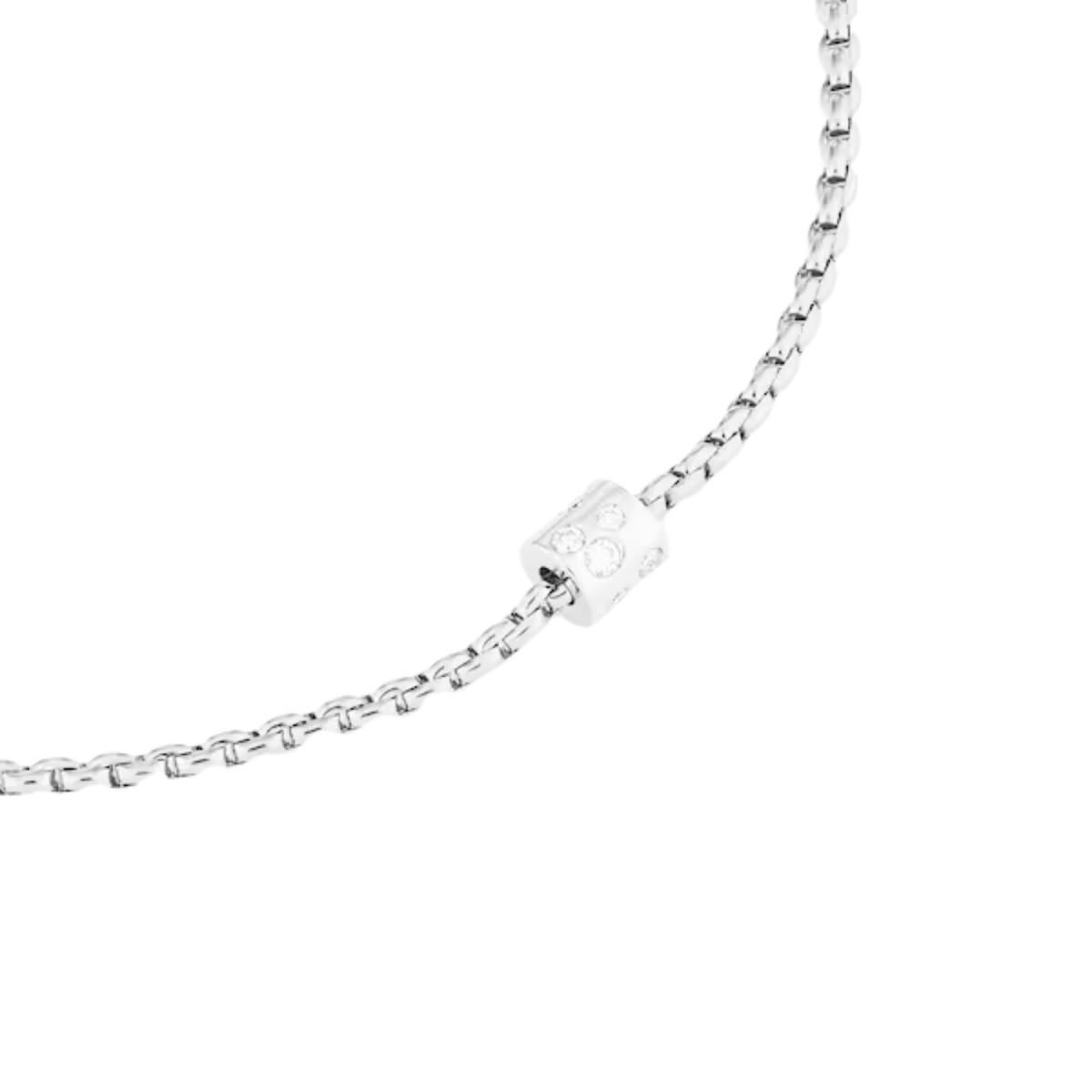 The FOPE Aria 43cm necklet showcases minimalist elegance in 18ct white gold, finished with 0.17ct of pavé-set diamonds. Its lightweight design makes it perfect for effortless, everyday luxury.