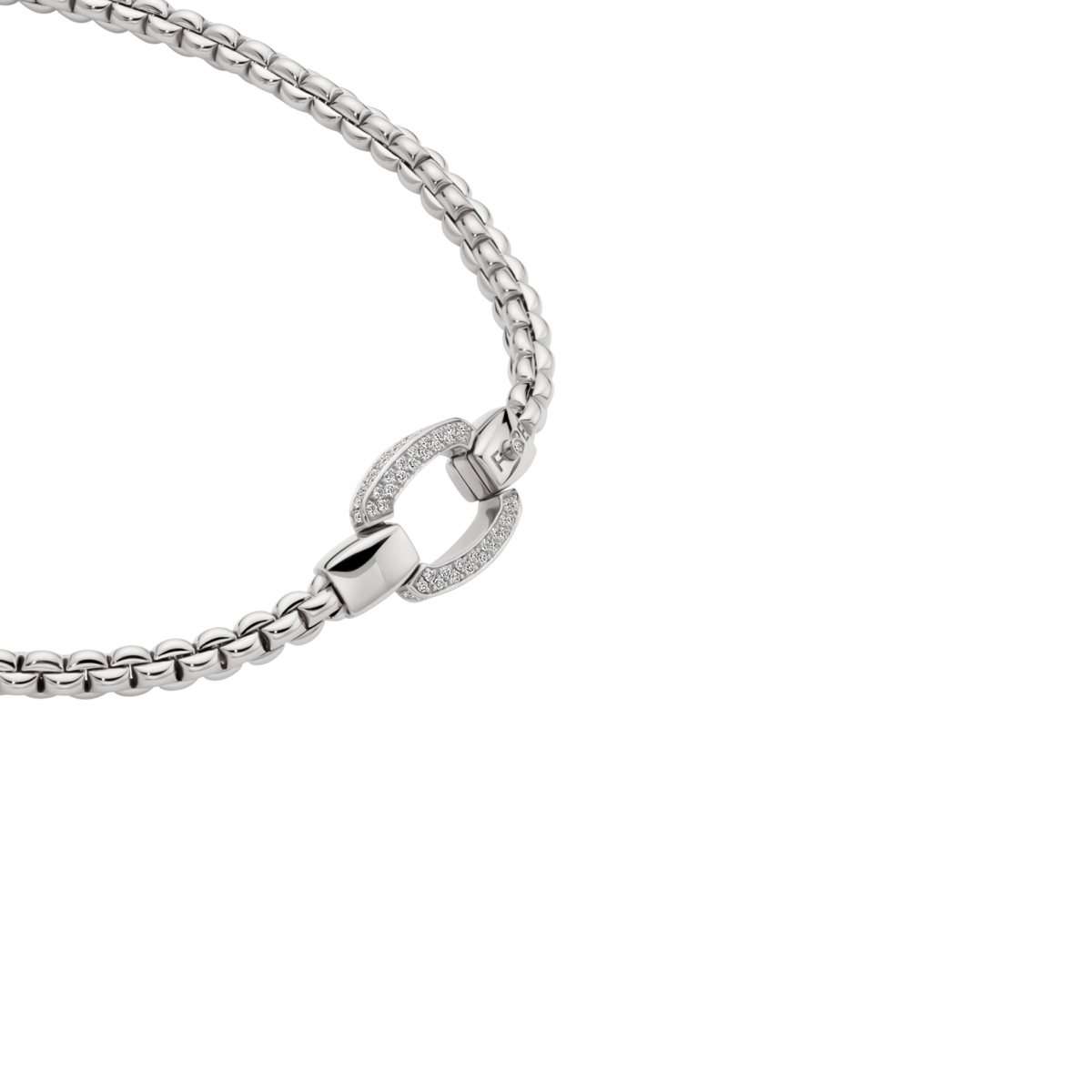 Sophisticated and eye catching, this FOPE necklace features the brand's signature flexible gold mesh and a beautifully set 0.65ct diamond clasp. A timeless design that balances comfort with refined elegance.
