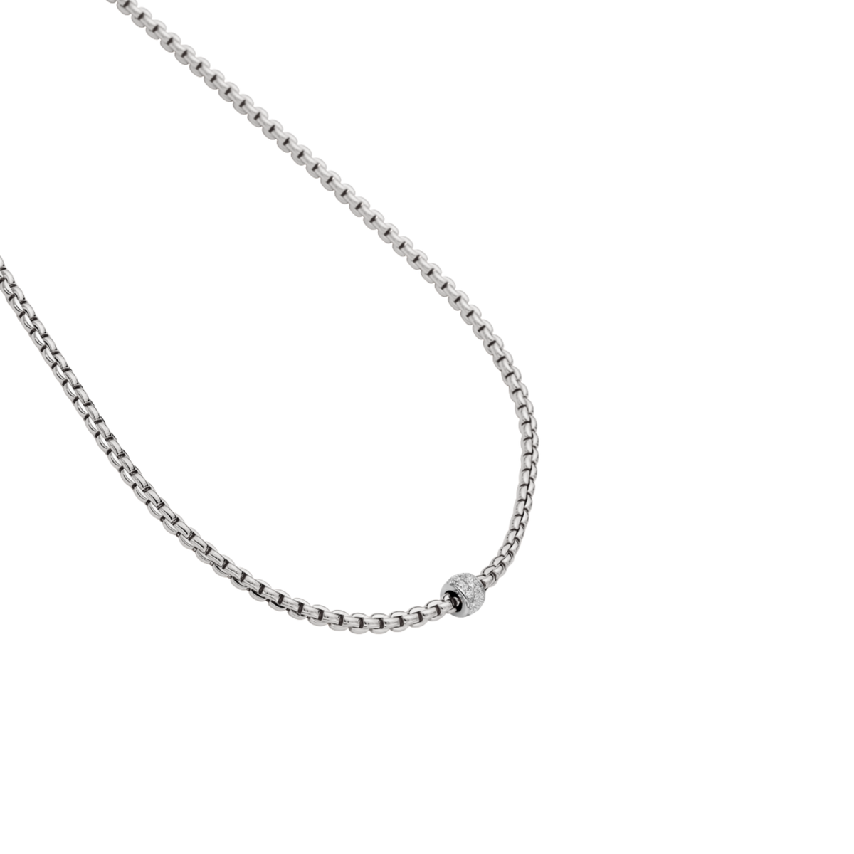 Crafted in luminous 18ct white gold, this FOPE Eka necklace offers a modern take on classic luxury. The diamond pavé rondel adds just the right amount of brilliance, creating a piece that feels elegant without ever trying too hard.