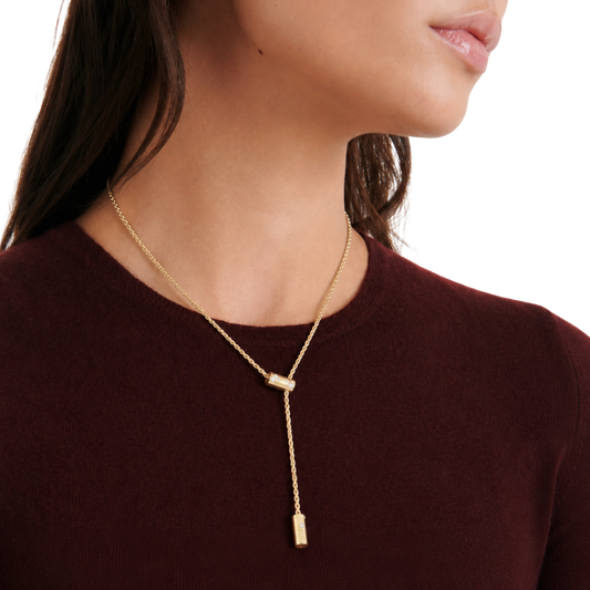 From the Aria collection, this 43cm necklace combines fine 18ct yellow gold with a subtle diamond accent. 