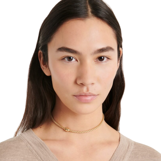 From the iconic Eka collection, this 43cm necklace combines warm yellow gold with a subtle touch of diamond brilliance. Its refined design makes it a timeless addition to any jewellery collection.
