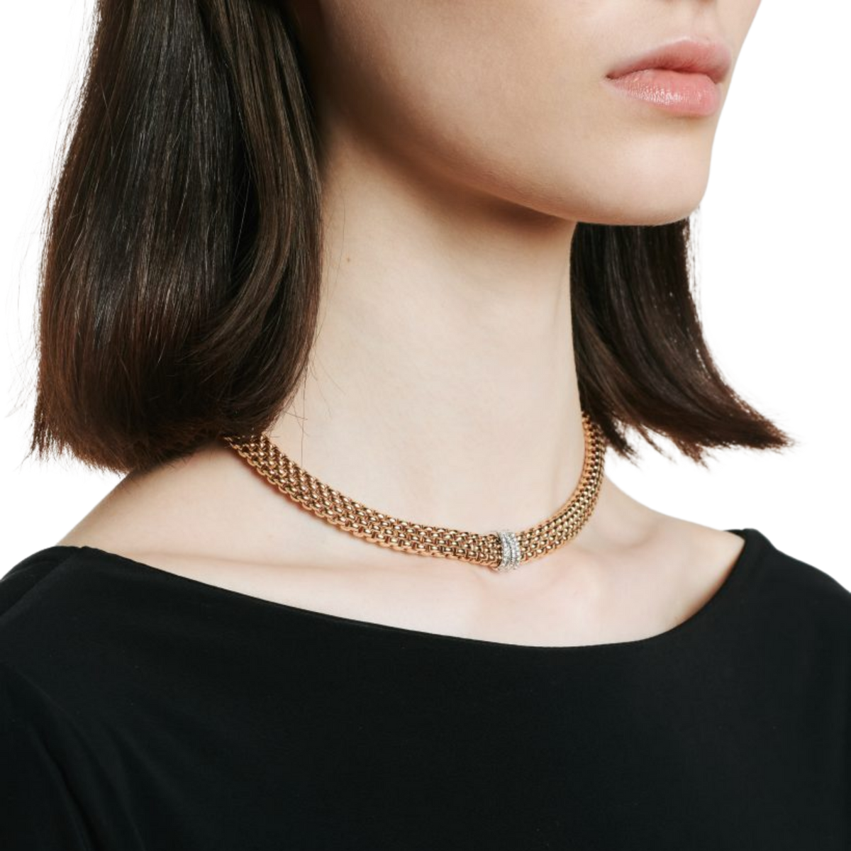 This FOPE Prima Flex'it necklace combines warm 18ct yellow gold with contrasting white gold details, beautifully enhanced by pavé set diamonds. At 42cm, it offers a comfortable fit and an effortlessly sophisticated finish.