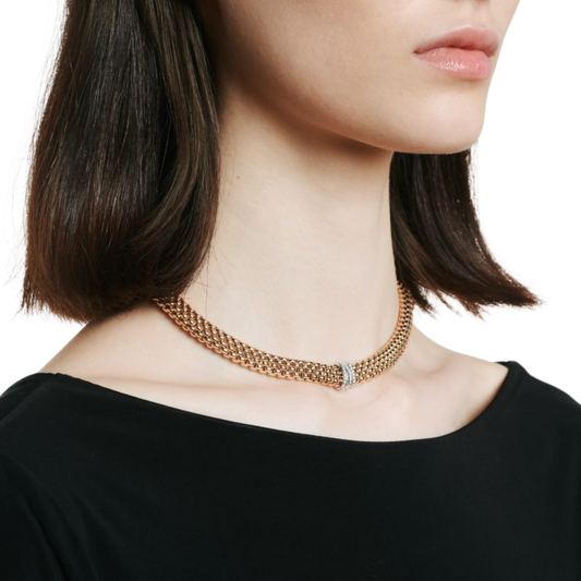 This FOPE Prima Flex'it necklace combines warm 18ct yellow gold with contrasting white gold details, beautifully enhanced by pavé set diamonds. At 42cm, it offers a comfortable fit and an effortlessly sophisticated finish.