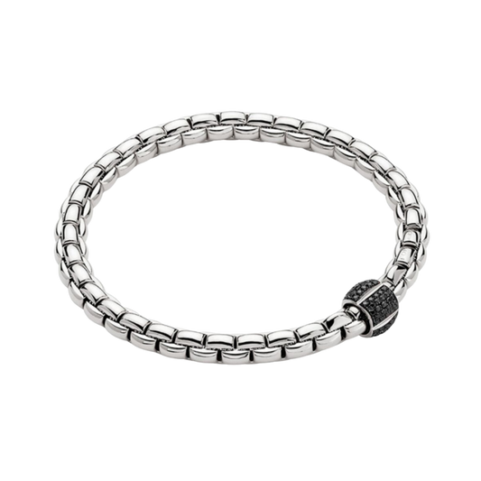 Crafted in 18ct white gold, this FOPE Eka Flex'it bracelet features a sparkling diamond pavé rondel for a refined touch of brilliance. Designed in an XL size, it offers the collection's signature flexibility and exceptional comfort.