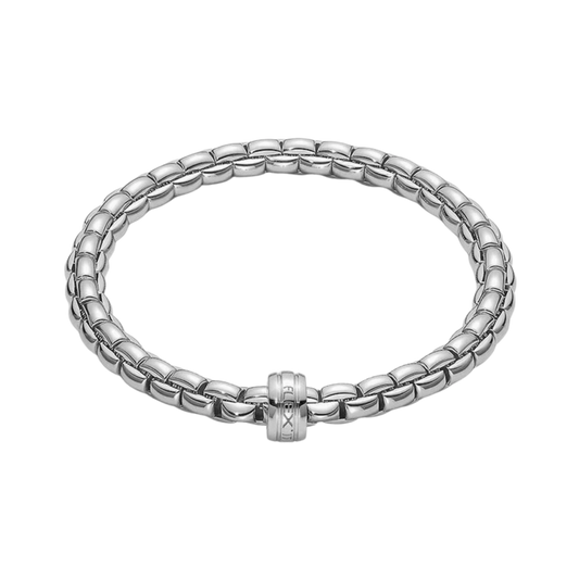 Crafted in 18ct white gold, this FOPE Eka Flex’it necklace features a central diamond-set rondel for a refined touch of sparkle. The Medium fit offers a balanced, comfortable silhouette with effortless everyday elegance.