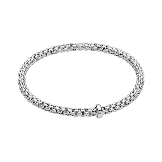 Crafted in 18ct white gold, this FOPE Solo bracelet is finished with a delicate 0.01ct diamond for a subtle touch of sparkle. The Medium size offers a comfortable fit, while the flexible mesh design makes it effortless to wear.