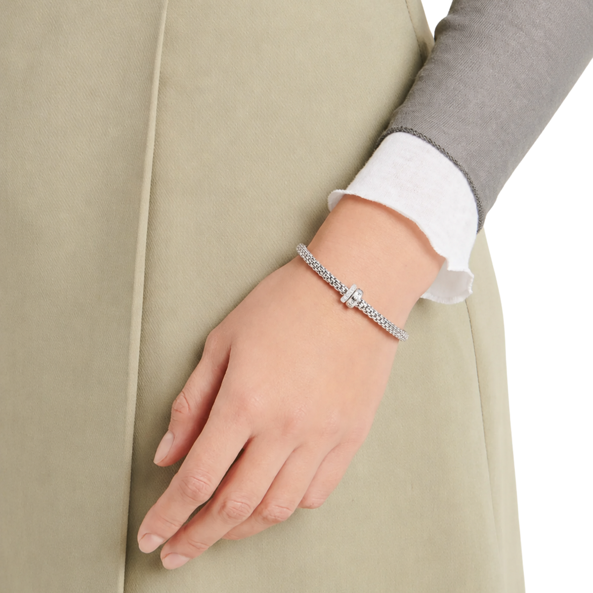 Bold yet beautifully understated, this FOPE Solo bracelet combines polished 18ct white gold with a dazzling 0.29ct pavé diamond rondel. 