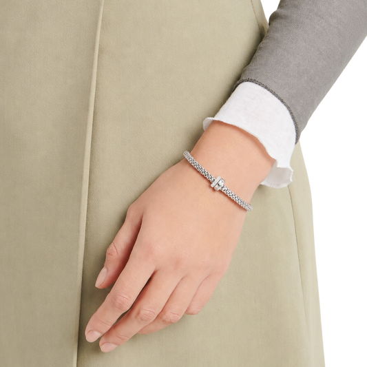 Bold yet beautifully understated, this FOPE Solo bracelet combines polished 18ct white gold with a dazzling 0.29ct pavé diamond rondel. 