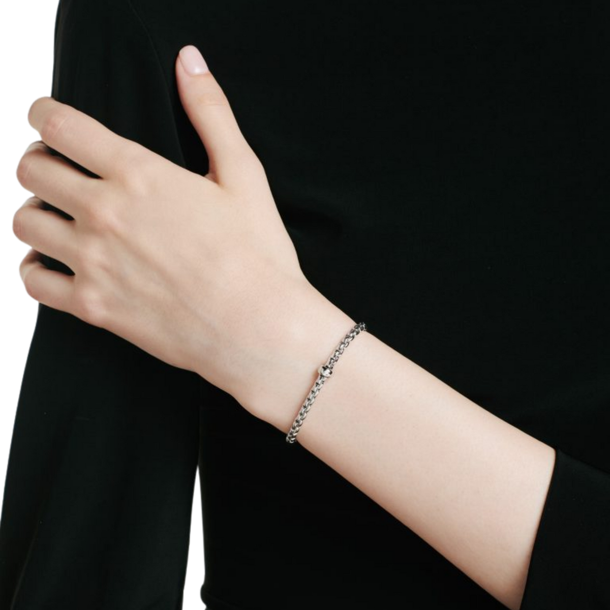 Designed for everyday elegance, this medium FOPE Eka bracelet combines polished 18ct white gold with a brilliant 0.01ct diamond and a flexible, clasp-free fit.