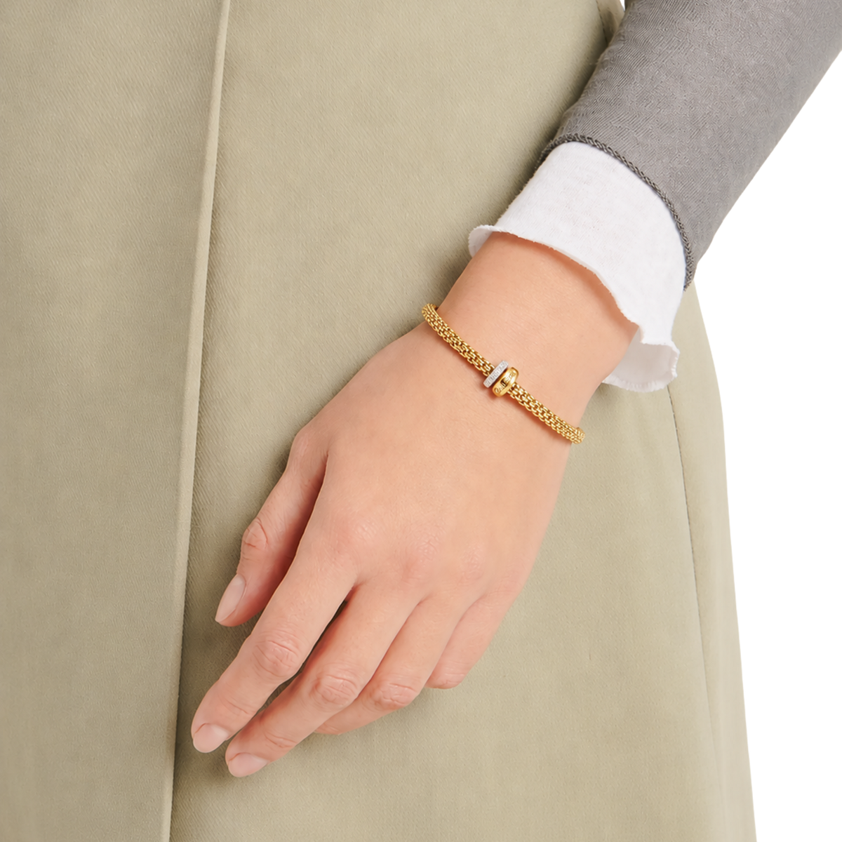 Warm 18ct yellow gold is paired with a sparkling white gold diamond rondel in this large FOPE Solo Flex'it bracelet, designed for effortless everyday comfort.