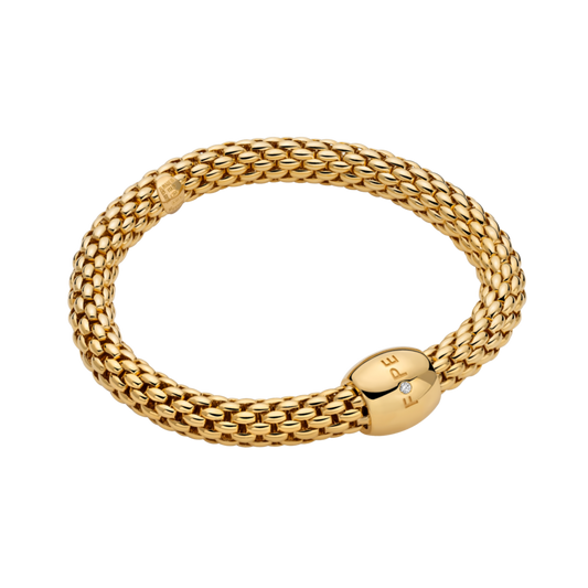 A single 0.02ct diamond adds understated sparkle to this medium FOPE Love Nest bracelet, beautifully crafted in 18ct yellow gold with the signature Flex'it design.