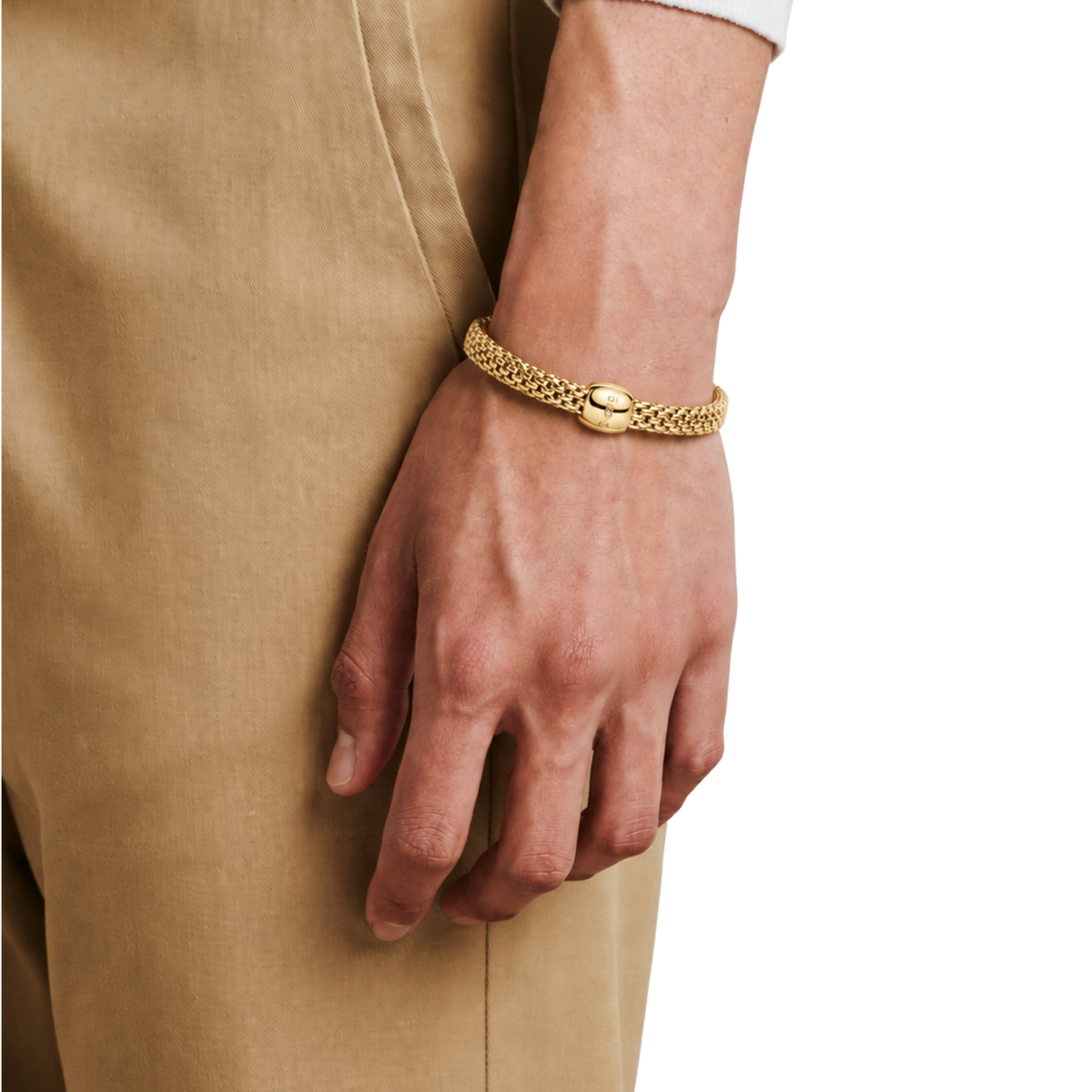 A single 0.02ct diamond adds understated sparkle to this medium FOPE Love Nest bracelet, beautifully crafted in 18ct yellow gold with the signature Flex'it design.