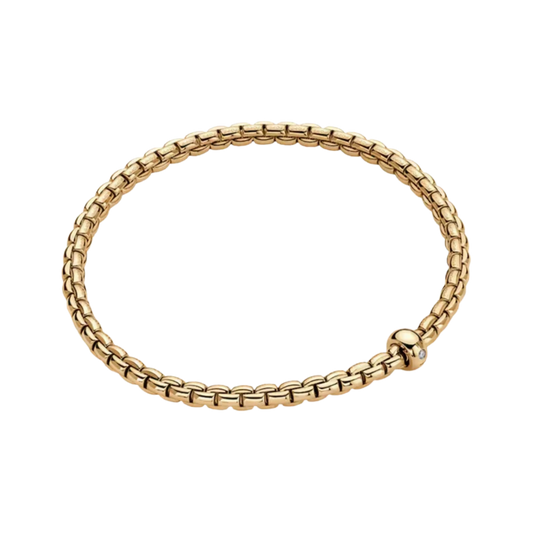 Designed in luxurious 18ct yellow gold, this large FOPE Eka bracelet is enhanced by a single 0.01ct diamond, bringing subtle brilliance to its iconic Flex'it design.