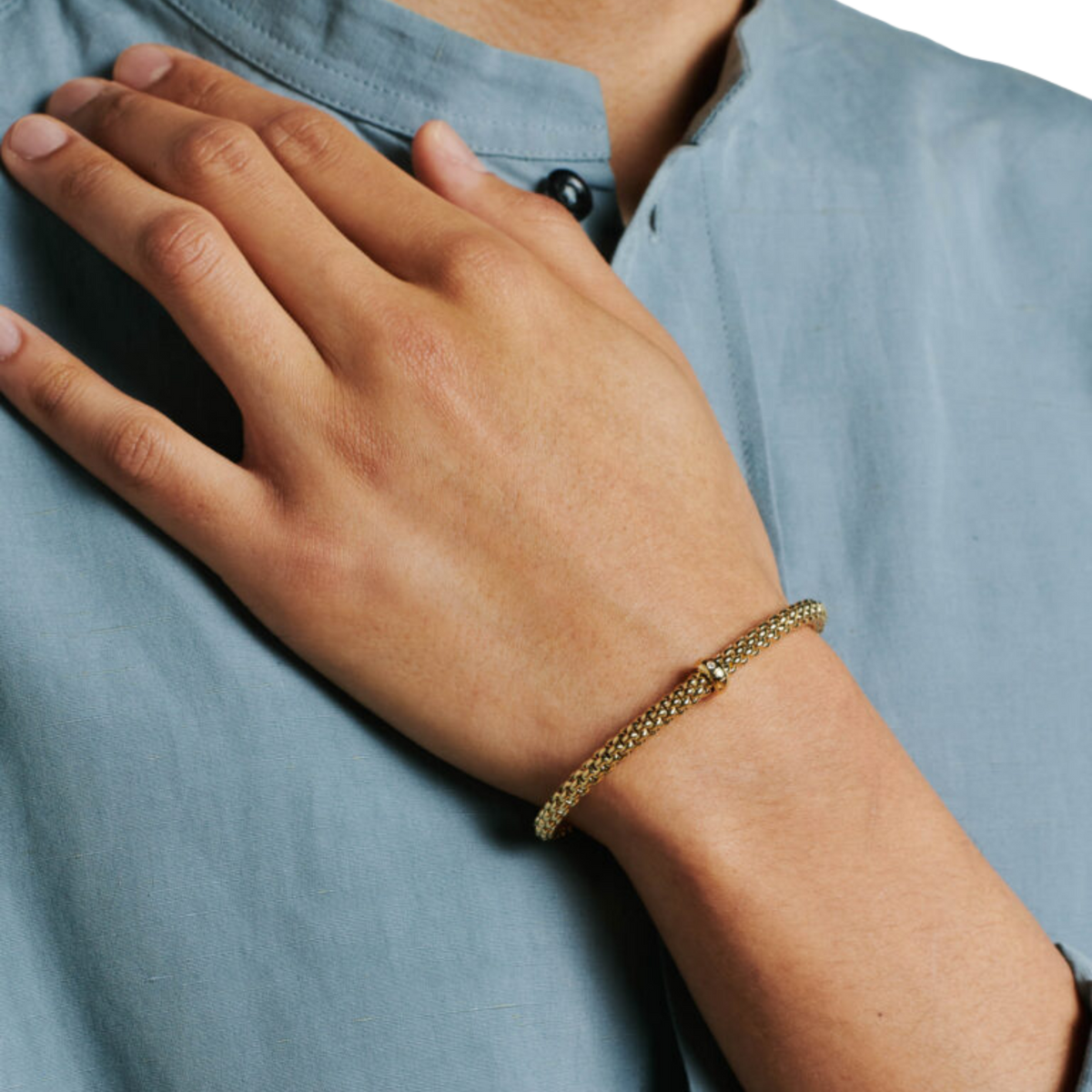 The medium FOPE Solo bracelet showcases the brand's signature Flex'it technology, paired with warm yellow gold and a subtle brilliant-cut diamond accent.