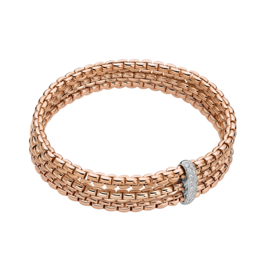 Blending luxurious rose gold with a sparkling white gold diamond detail, this medium FOPE Eka bracelet showcases the comfort of the signature Flex'it design.
