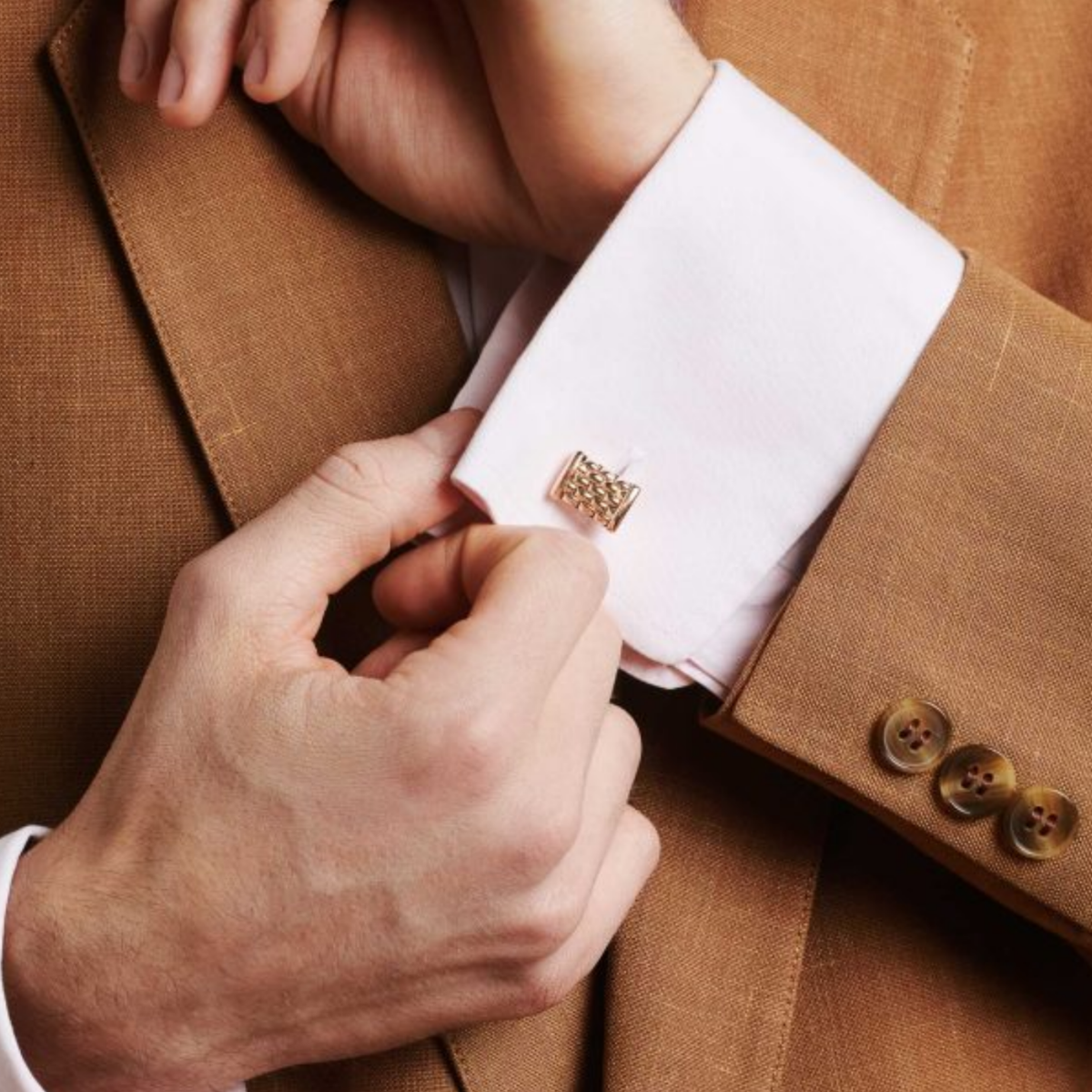 A sophisticated finishing touch for formalwear, these Panorama cufflinks combine polished 18ct yellow gold with FOPE's signature contemporary styling.
