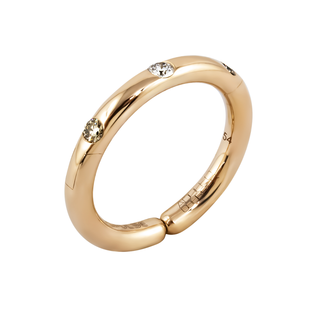 Crafted in 18ct yellow gold, this Populse Cappuccino ring features a 0.08ct brilliant round diamond, accented by two 0.011ct brown diamonds elegantly set within the band.