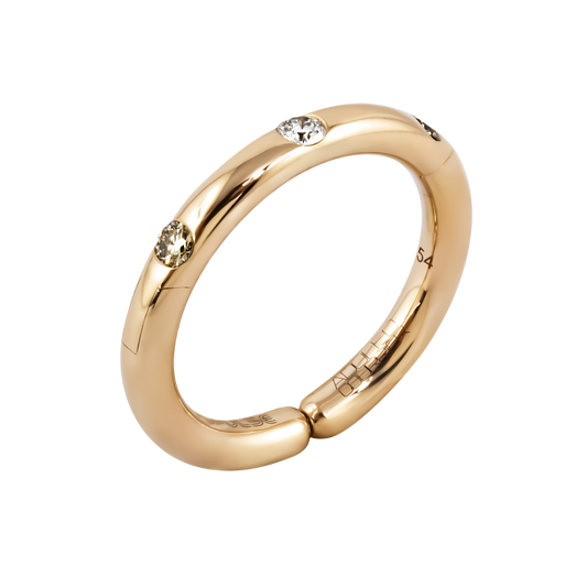 Crafted in 18ct yellow gold, this Populse Cappuccino ring features a 0.08ct brilliant round diamond, accented by two 0.011ct brown diamonds elegantly set within the band.