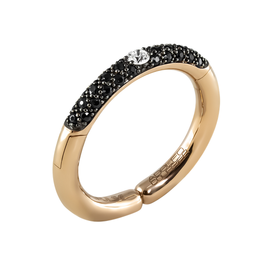 Crafted in 18ct yellow gold, this Populse Glam ring features a 0.09ct brilliant round white diamond, surrounded by 0.31ct of black diamonds in a striking half eternity design.