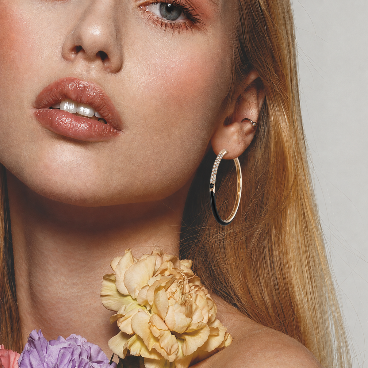 The black enamel on these 18ct yellow gold Populse Glam earrings are the perfect balance of contemporary and elegant making it the perfect addition to add to your jewellery collection. 