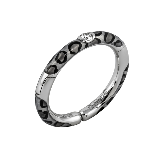 From the Populse Jungle Black & White Collection, this 18ct white gold ring places a brilliant round diamond at its centre, while the leopard-inspired detailing adds texture, contrast, and a touch of individuality.