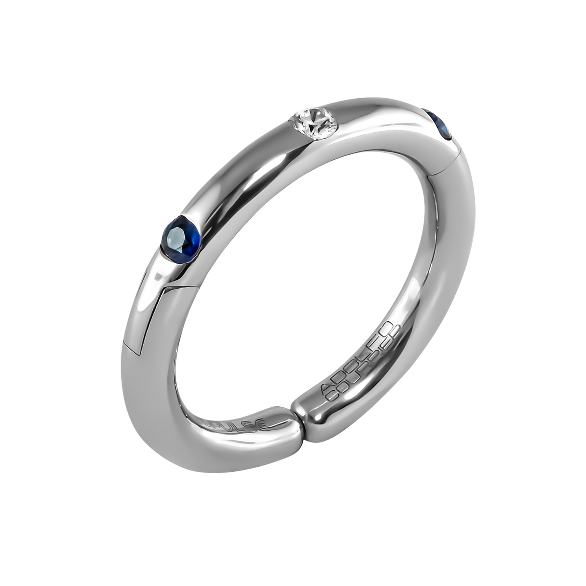 A refined balance of sparkle and colour, this 18ct white gold Populse Jeans ring features a 0.09ct brilliant round diamond, accented by two vibrant blue sapphires set seamlessly into the band.