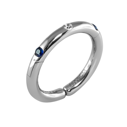 A refined balance of sparkle and colour, this 18ct white gold Populse Jeans ring features a 0.09ct brilliant round diamond, accented by two vibrant blue sapphires set seamlessly into the band.