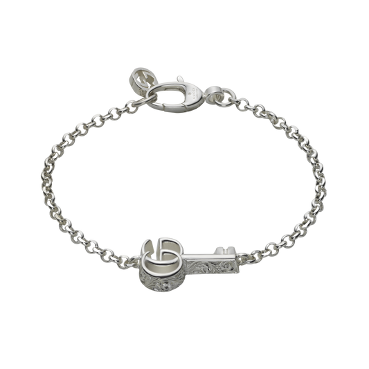 Crafted from sterling silver, this Gucci GG Marmont Key Bracelet in 18cm features a distinctive key charm and signature detailing for an effortlessly elegant finish.