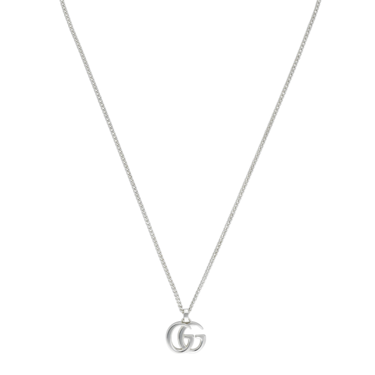 This designer Gucci necklace combines sleek Italian craftsmanship with the signature GG logo for a refined modern look. A versatile luxury jewellery piece suited to both casual and elevated outfits.