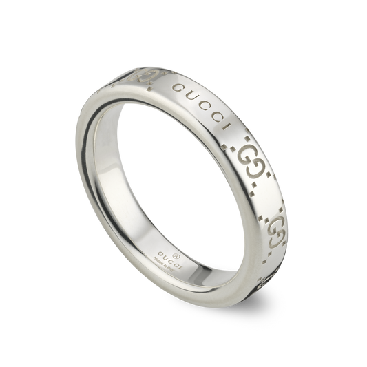 With its clean profile and engraved GG pattern, this Gucci Signature Ring in size 16 is an easy piece to wear every day, adding a subtle designer touch to any look.