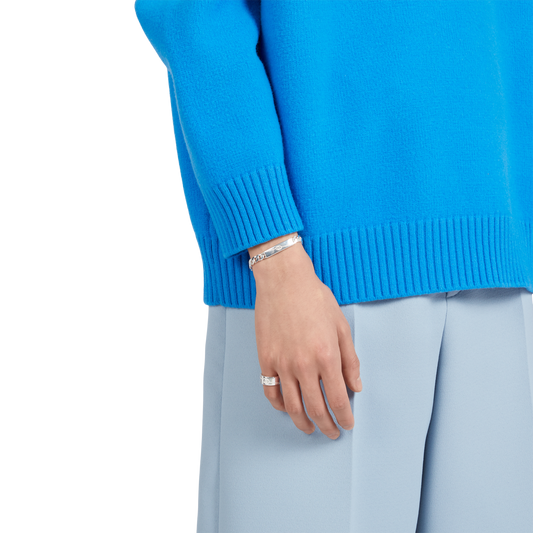 This Gucci size 20 bracelet blends Italian craftsmanship with everyday wearability. The bold chain design and engraved silver tag create a distinctive look that works effortlessly from day to evening.