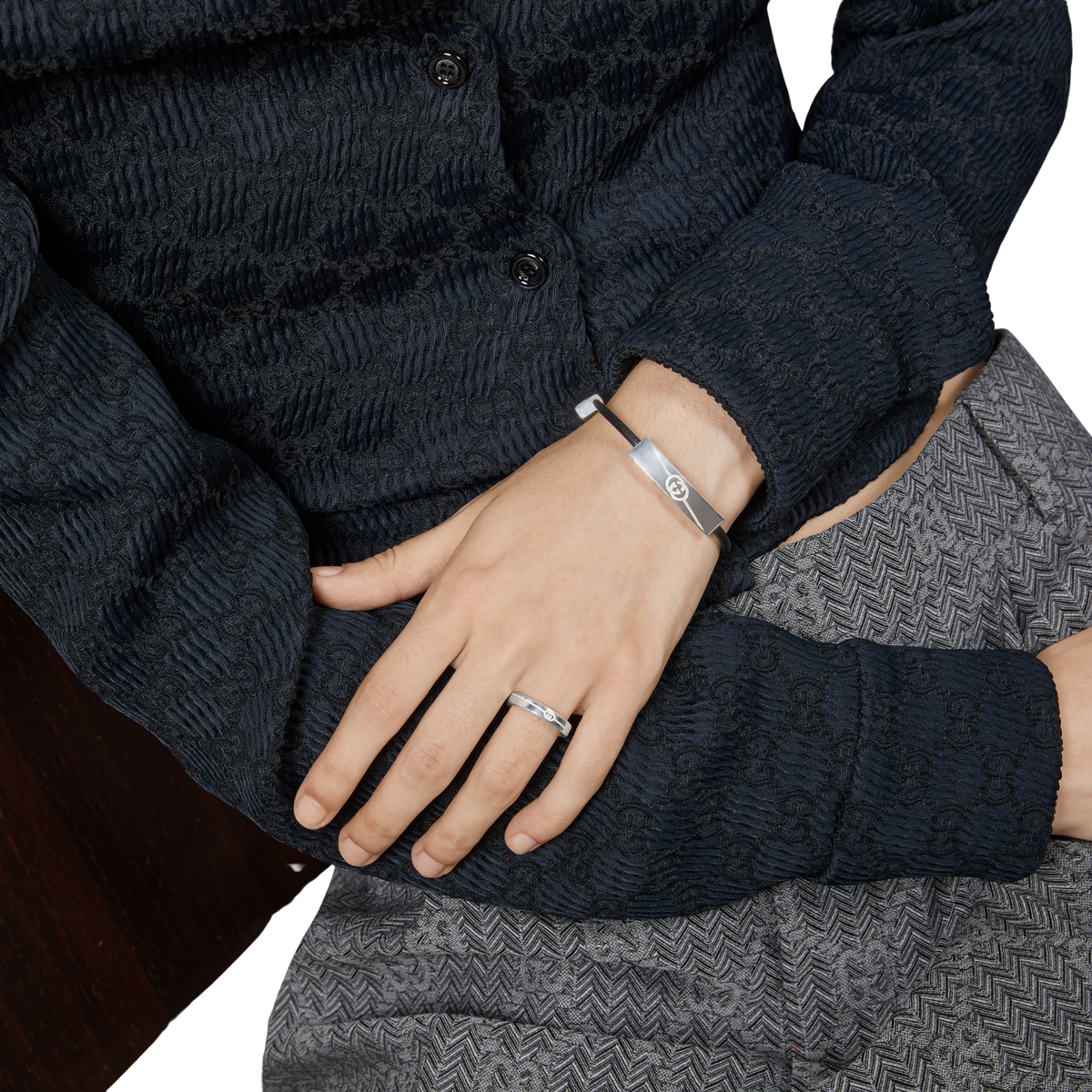 Versatile, deliberately understated and a classic piece is all part of the The Gucci Interlocking GG Sterling Silver Leather Bracelet. This Italian-made bracelet is made from 925 sterling silver paired with a black genuine leather strap. A true timeless luxury piece to add to your collection. 